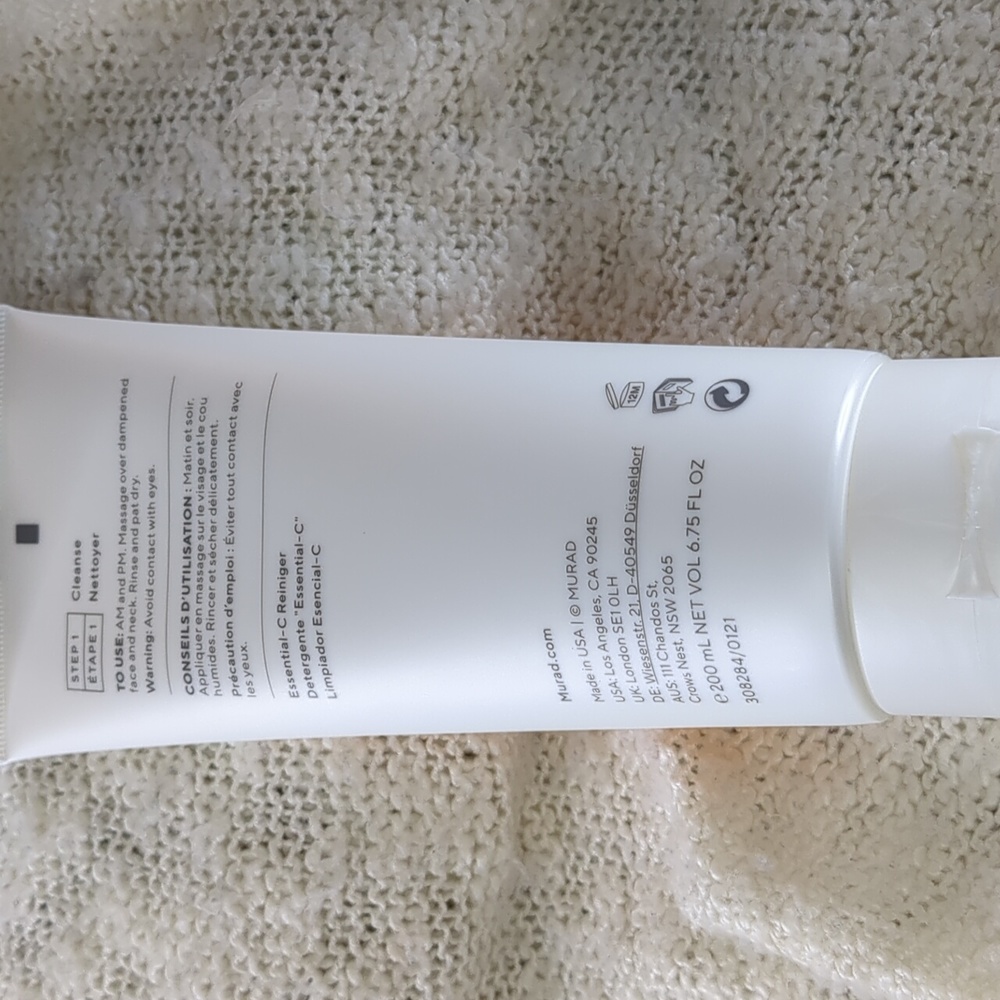Murad Essential-C Cleanser, 200ml/6.75fl oz - Picture 4 of 11